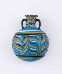 Fiaschetta lenticolare azzurro chiaro con decorazione a piume trascinate in bianco, nero e giallo, XVIII dinastia, ca. 1539-1295 a.C.